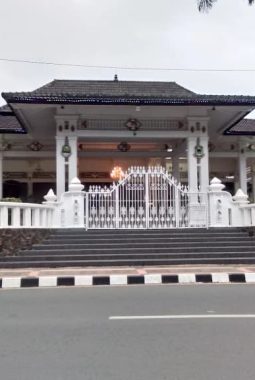 DUGAAN PENYIMPANGAN MBG DI KUNINGAN DISOROT, FRONTAL DESAK BUPATI HENTIKAN DAPUR DAN BUKA AUDIT TOTAL